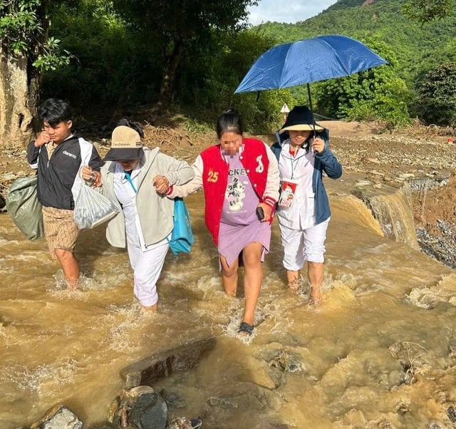 Bác sĩ băng rừng đỡ đẻ cho sản phụ vùng lũ sinh con giữa đường- Ảnh 1.