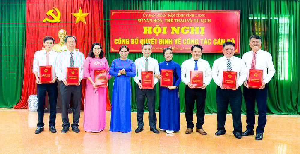 Lãnh đạo Sở VH-TT-DL trao quyết định bổ nhiệm cho các cán bộ lãnh đạo, quản lý thuộc.  
