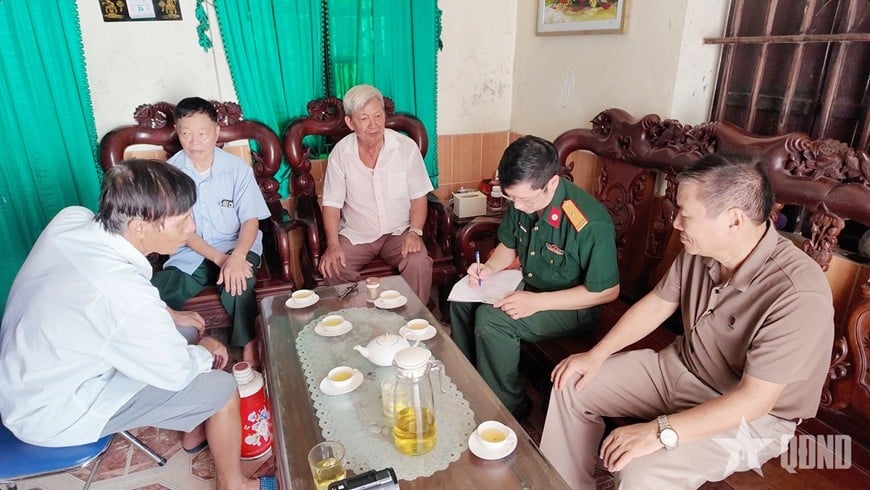Lấy mẫu sinh phẩm em trai Liệt sĩ Nguyễn Thế Phúc, tại tỉnh Bắc Ninh. 