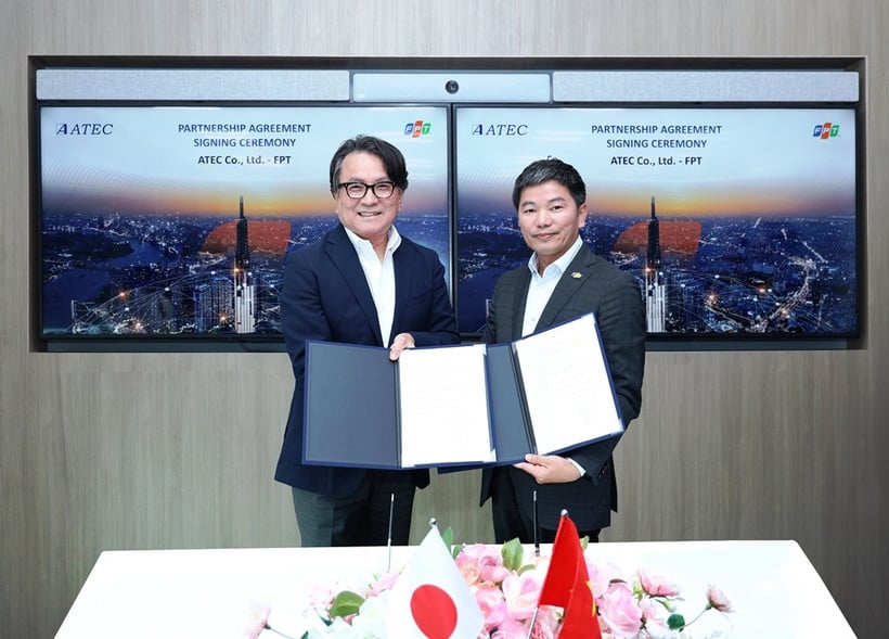 Ông Đỗ Văn Khắc, Phó Tổng Giám đốc FPT Software kiêm Tổng Giám đốc FPT Japan, Tập đoàn FPT (phải) và ông Toru Tachibana, Phó Chủ tịch điều hành ATEC (trái) tại lễ ký kết.