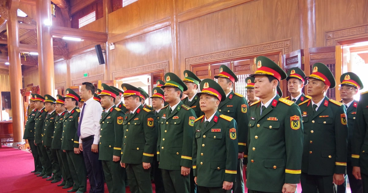 Party Committee, Military Command of Quang Tri province: Offering incense at the Temple of Uncle Ho and Heroic Martyrs