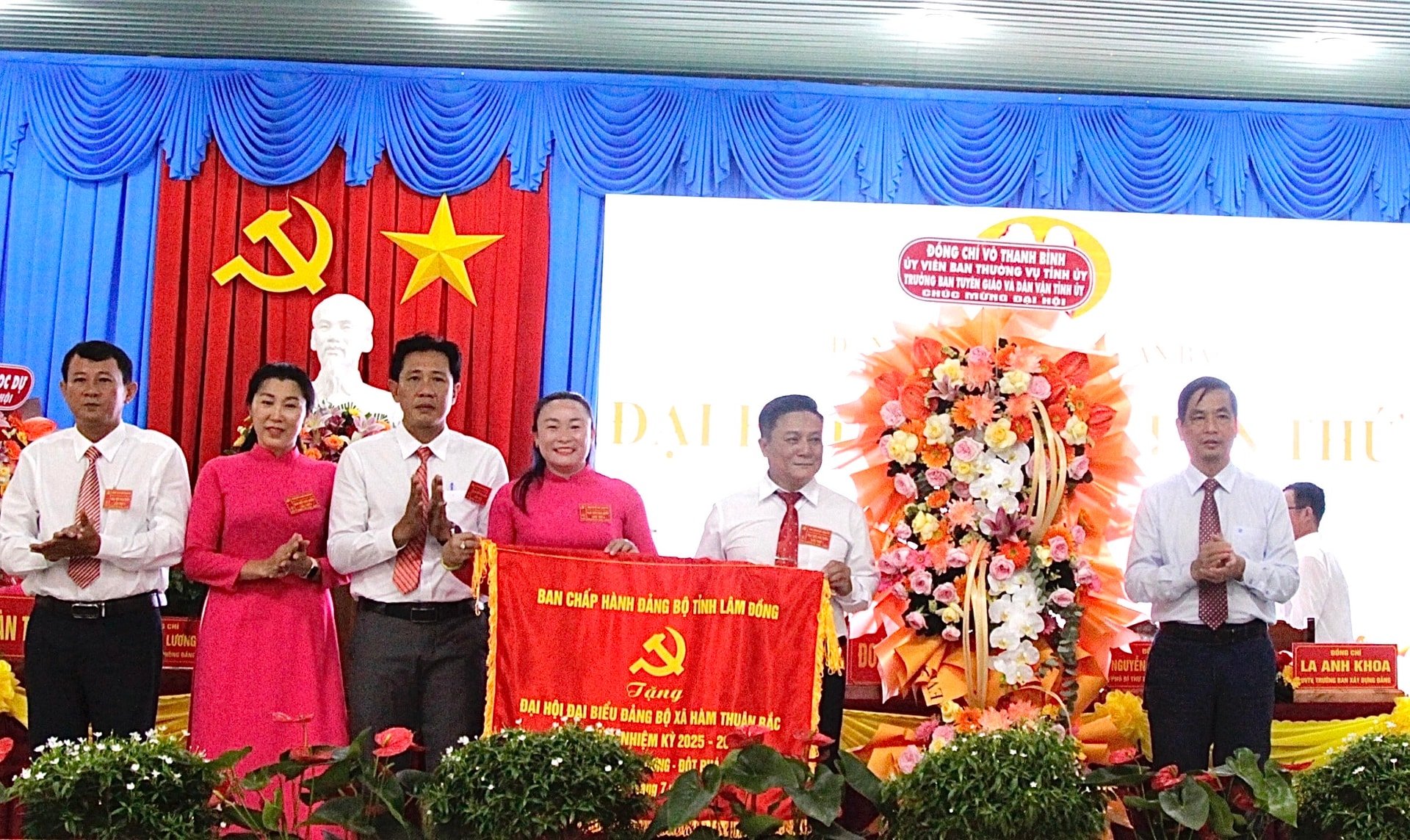 Đồng chí Võ Thanh Bình - Ủy viên Ban Thường vụ Tỉnh ủy, Trưởng Ban Tuyên giáo và Dân vận Tỉnh ủy tặng Đảng bộ xã Hàm Thuận Bắc bức trướng