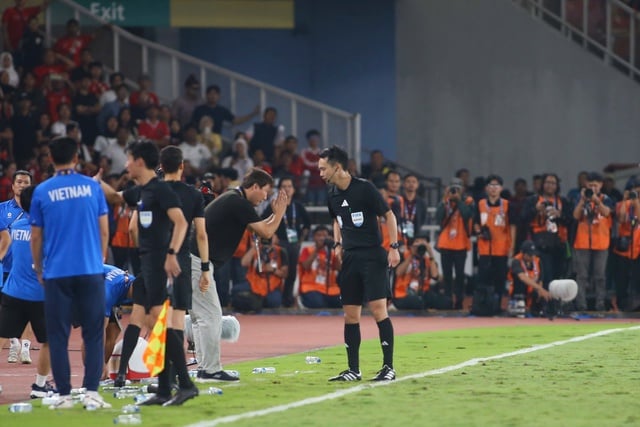 Đòn hiểm của thầy Kim vô hiệu hóa chiêu ném biên của U.23 Indonesia - Ảnh 1.