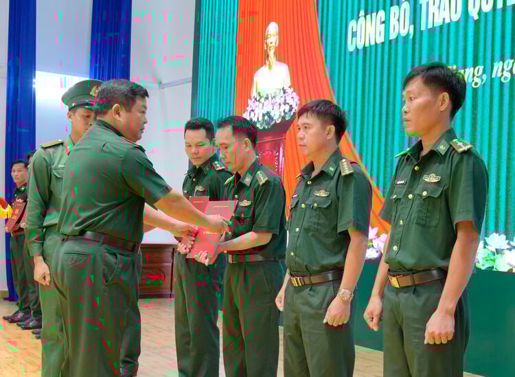 Trao quyết định về công tác cán bộ biên phòng