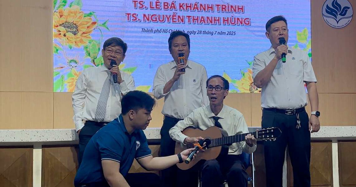 Tiến sĩ Lê Bá Khánh Trình và tiến sĩ Nguyễn Thanh Hùng cùng hát 'Thời thanh niên sôi nổi' trong lễ tri ân trước khi nghỉ hưu