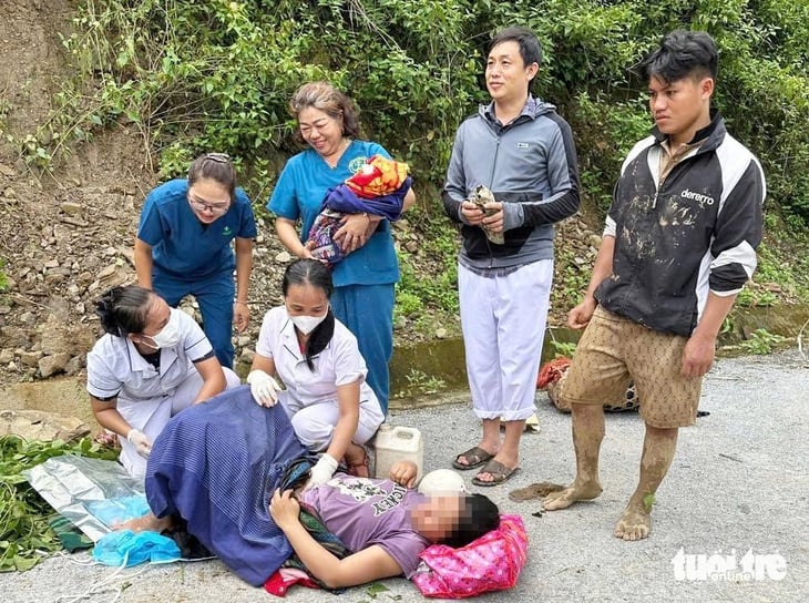 Bác sĩ đỡ đẻ sản phụ vùng lũ bên đường - Ảnh 3.