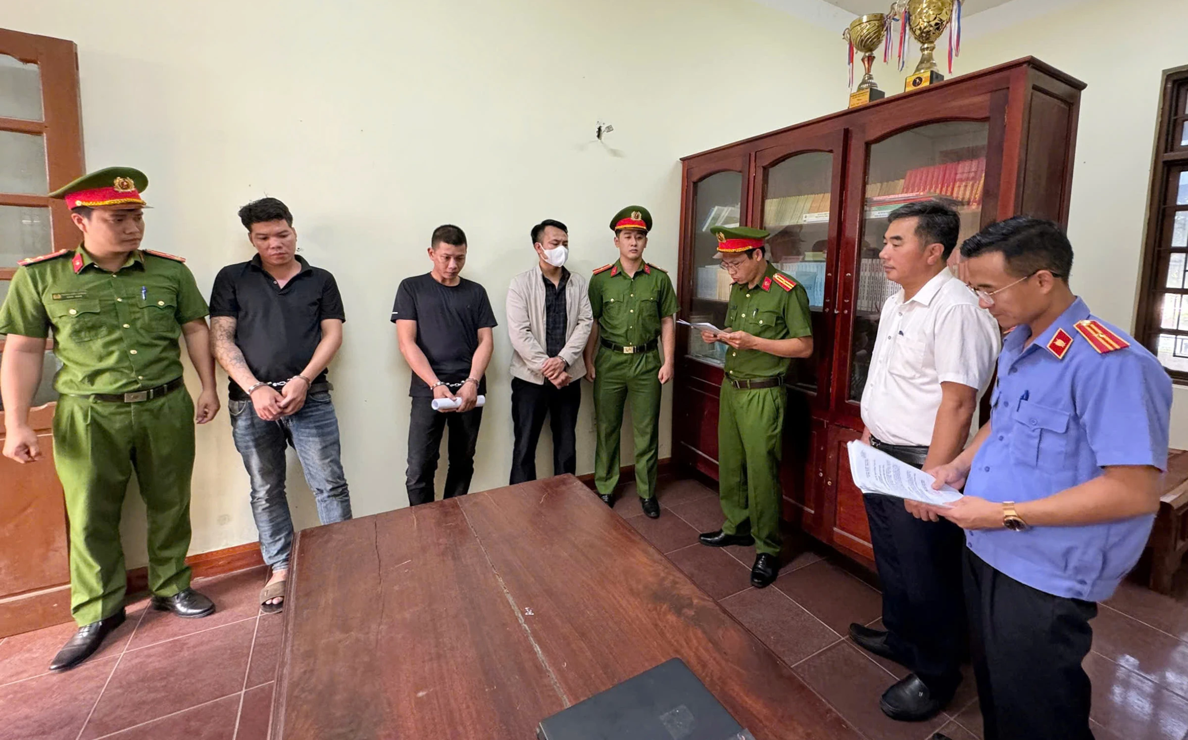 Khởi tố, bắt tạm giam nhóm đối tượng hành hung chủ cơ sở nha khoa