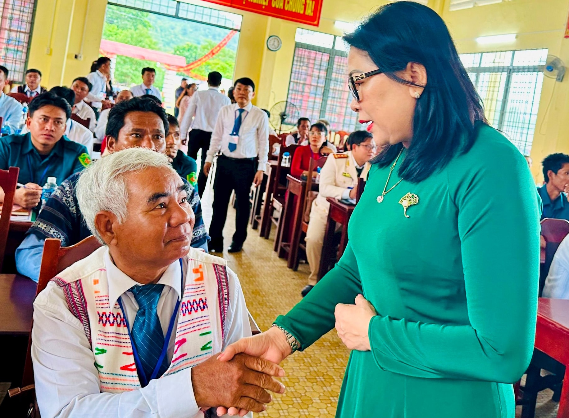 pho-chu-tich-uy-ban-mttq-viet-nam-tinh-bo-thi-xuan-linh-gap-go-dai-bieu-du-dai-hoi(1).jpg