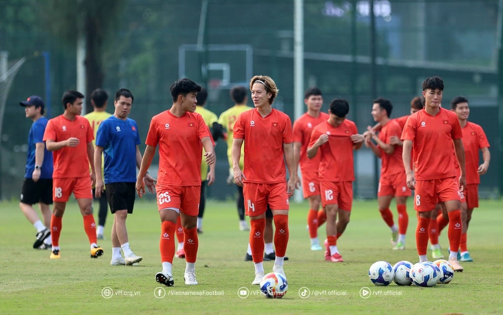 Xuất hiện “người lạ” quan sát buổi tập kín của U23 Việt Nam - 1