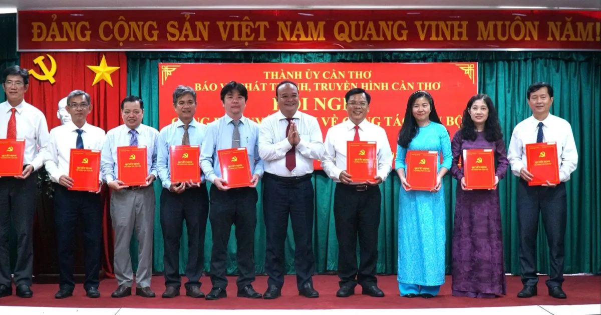 កាសែត Can Tho និងវិទ្យុ-ទូរទស្សន៍ មាននាយកដ្ឋានជំនាញចំនួន១៣។