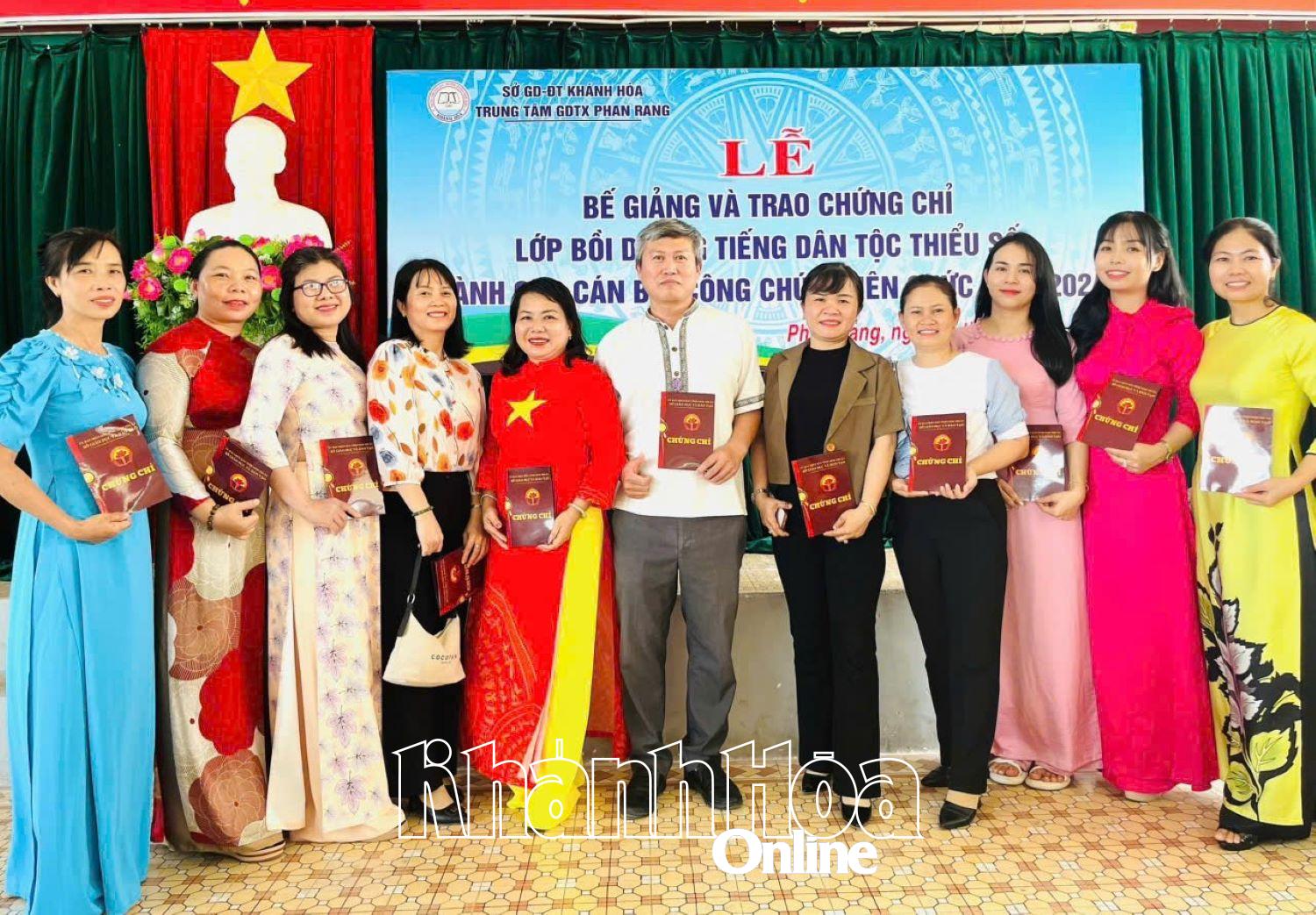 Các học viên nhận chứng chỉ. 