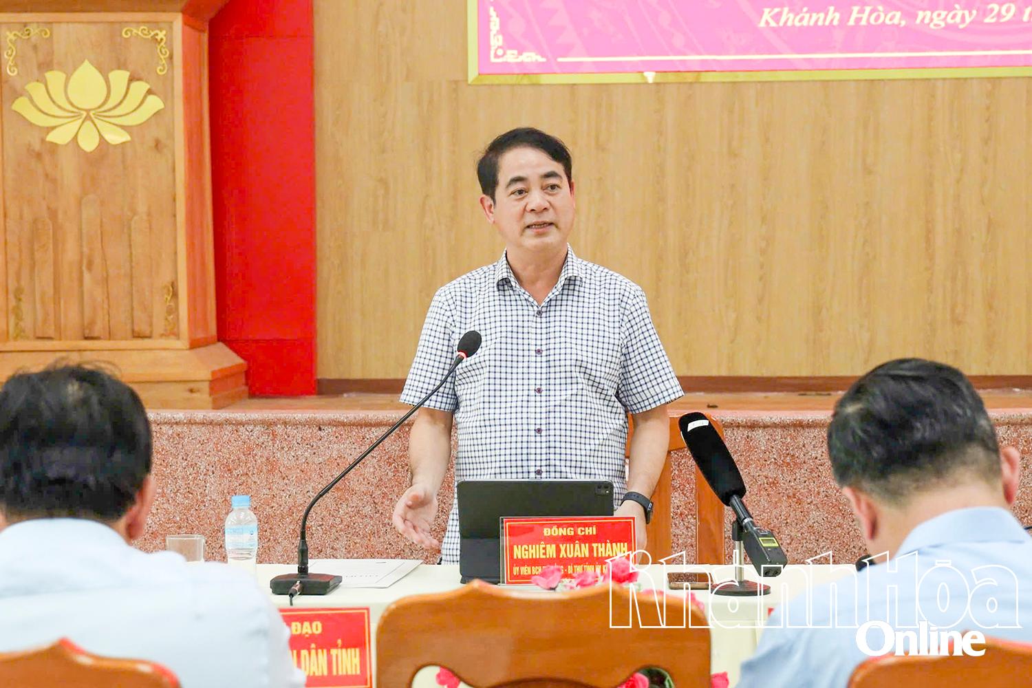 เลขาธิการพรรคประจำจังหวัดเหงียม ซวน ถันห์ กล่าวสุนทรพจน์ในการประชุม