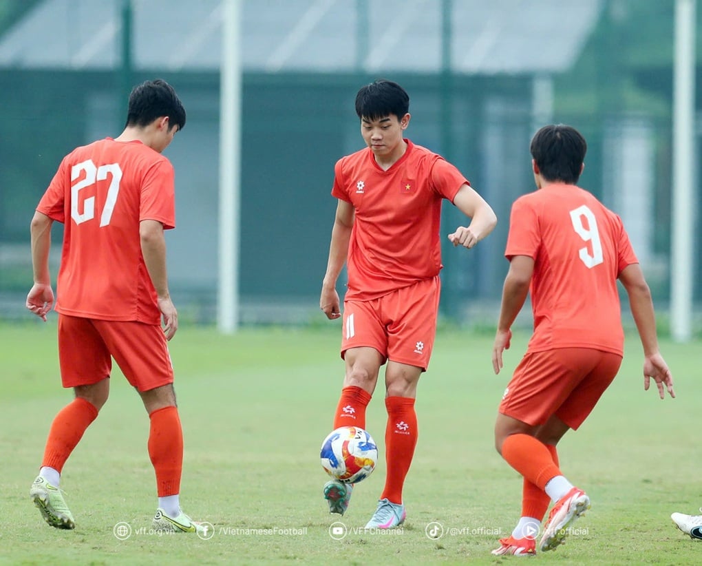 Xuất hiện “người lạ” quan sát buổi tập kín của U23 Việt Nam - 2