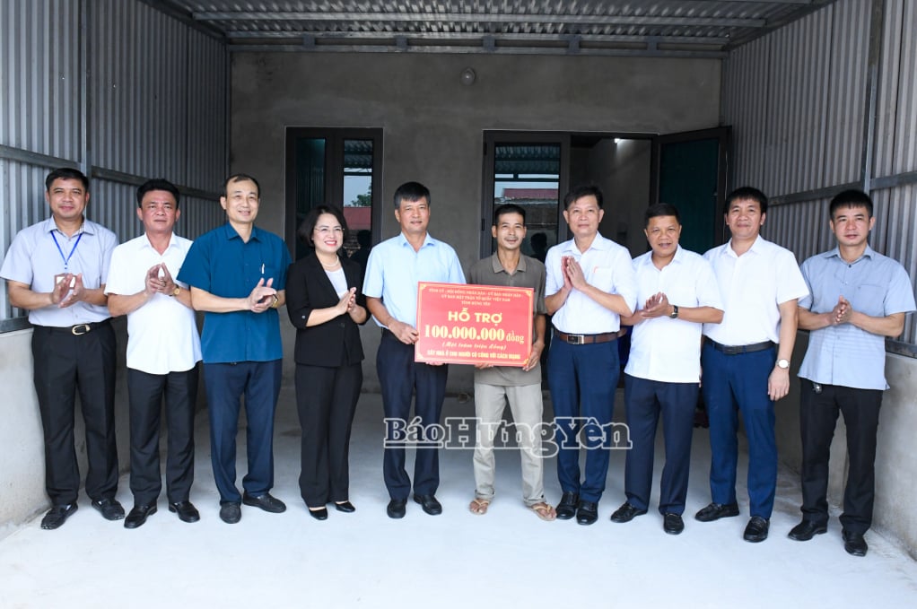 Đồng chí Phó Chủ tịch Thường trực HĐND tỉnh Lê Xuân Tiến trao biển tượng trưng số tiền 100 triệu đồng của tỉnh hỗ trợ gia đình ông Thịnh xây nhà ở.