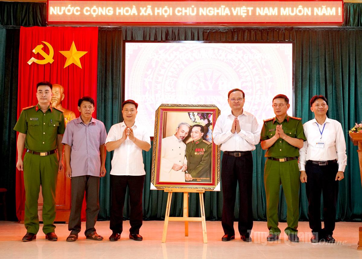 Đồng chí Phó Chủ tịch Thường trực UBND tỉnh Nguyễn Mạnh Tuấn tặng bức ảnh chân dung Bác Hồ và Đại tướng Võ Nguyên Giáp cho cấp ủy, chính quyền và Nhân dân xã Yên Cường.