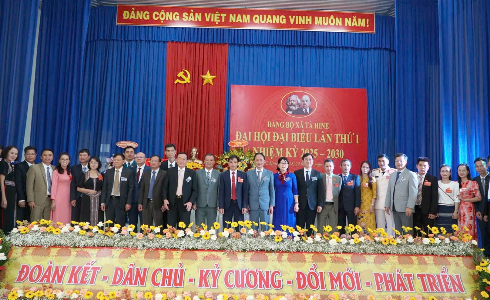 BCH Đảng bộ xã Tà Hine chụp hình lưu niệm cùng các đồng chí lãnh đạo tỉnh