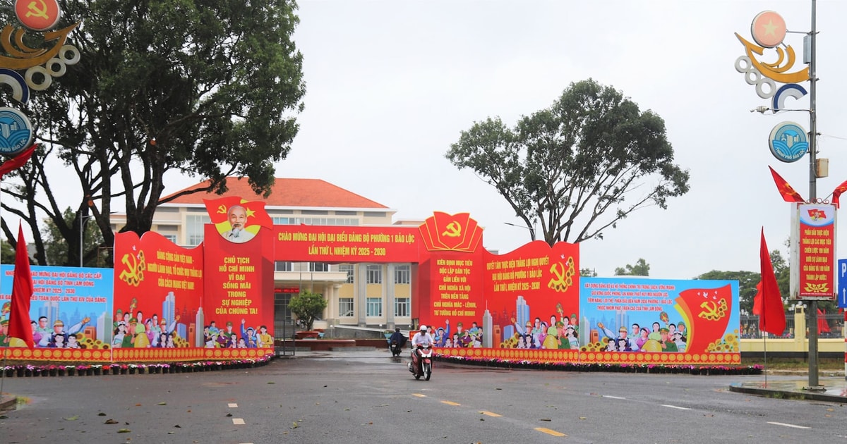 Ward 1 Bao Loc is full of flags and flowers to welcome the Ward Party Congress.