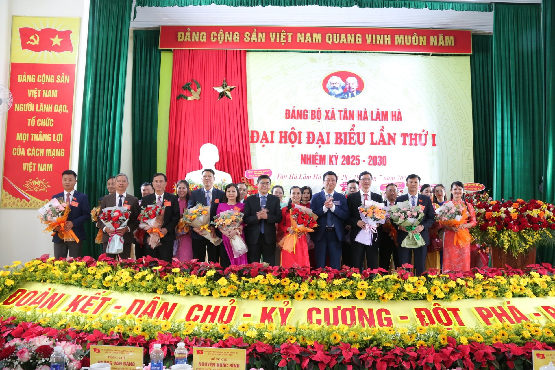 Ban Chấp hành Đảng bộ xã Tân Hà Lâm Hà cùng lãnh đạo tỉnh Lâm Đồng chụp hình lưu niệm