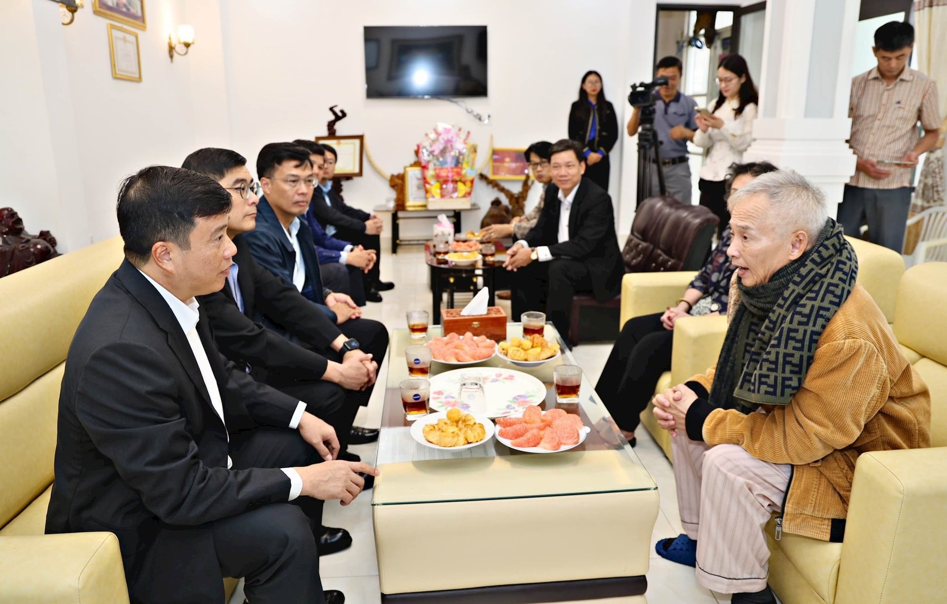 Đồng chí Y Thanh Hà Niê Kđăm, Bí thư Tỉnh ủy Lâm Đồng thăm, tặng quà gia đình thương binh, người nhiễm chất độc hóa học Nguyễn Thanh Hoàng 
