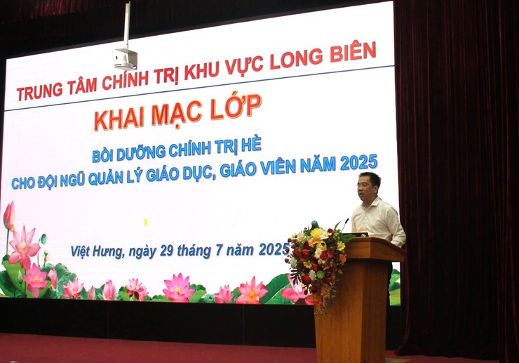 Hơn 3.600 cán bộ, giáo viên của 4 phường Long Biên, Bồ Đề, Việt Hưng, Phúc Lợi được bồi dưỡng chính trị hè năm 2025- Ảnh 2.