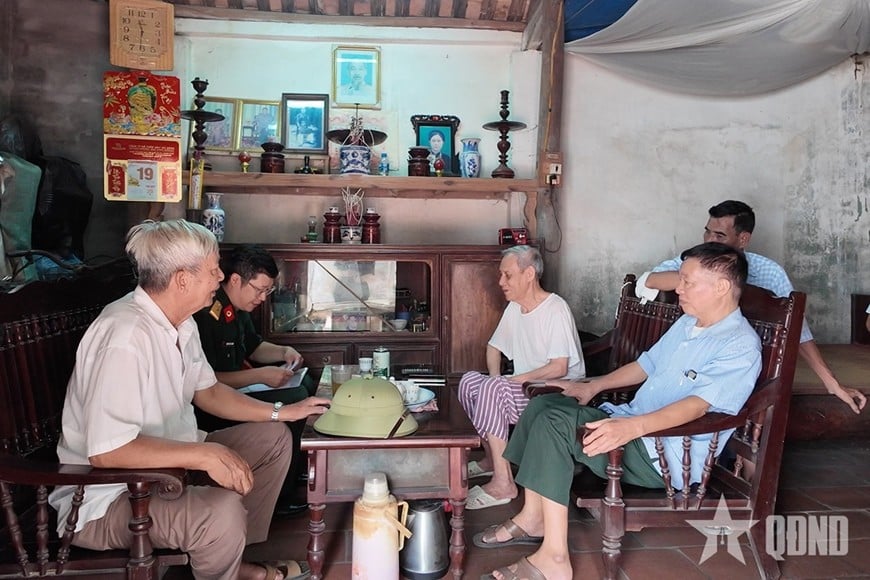  Cán bộ Viện PYQĐ trao đổi, xác nhận thông tin trước khi lấy mẫu sinh phẩm tại nhà anh trai liệt sĩ Nguyễn Văn Cứ, tỉnh Bắc Ninh.