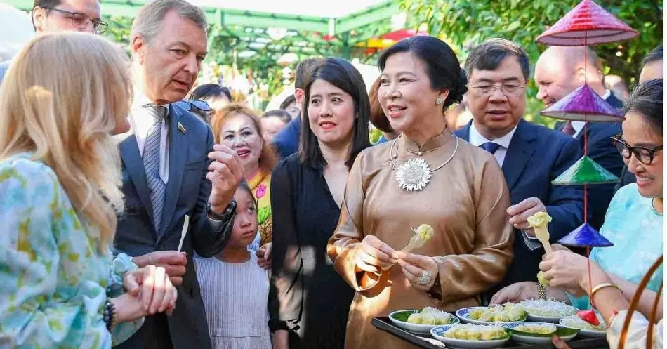 Mrs. Ngo Phuong Ly and Russian friends watch water puppet show, enjoy green rice and coffee