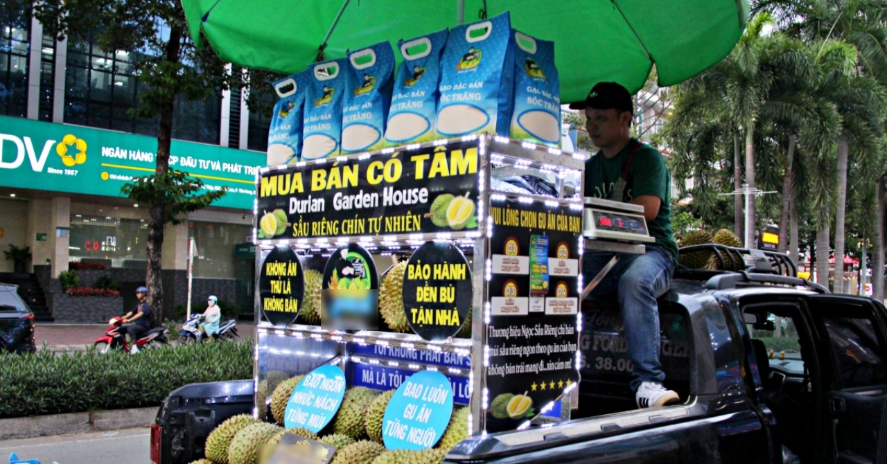 Đặt quy tắc kỳ quặc, xe bán sầu riêng ở TPHCM đắt khách từ chiều tối đến đêm
