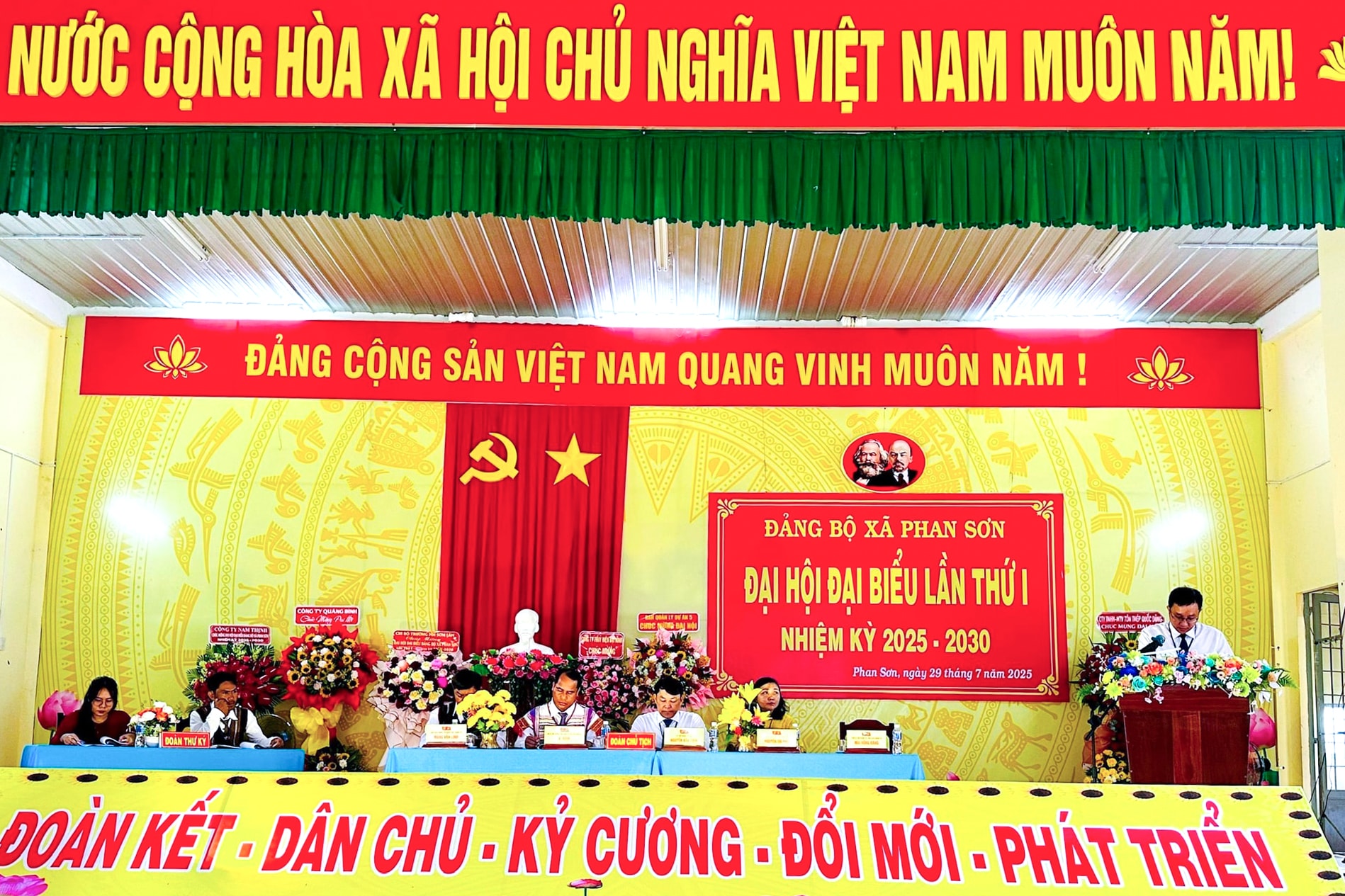 doan-chu-tich-dieu-hanh-dai-hoi-(1).jpg