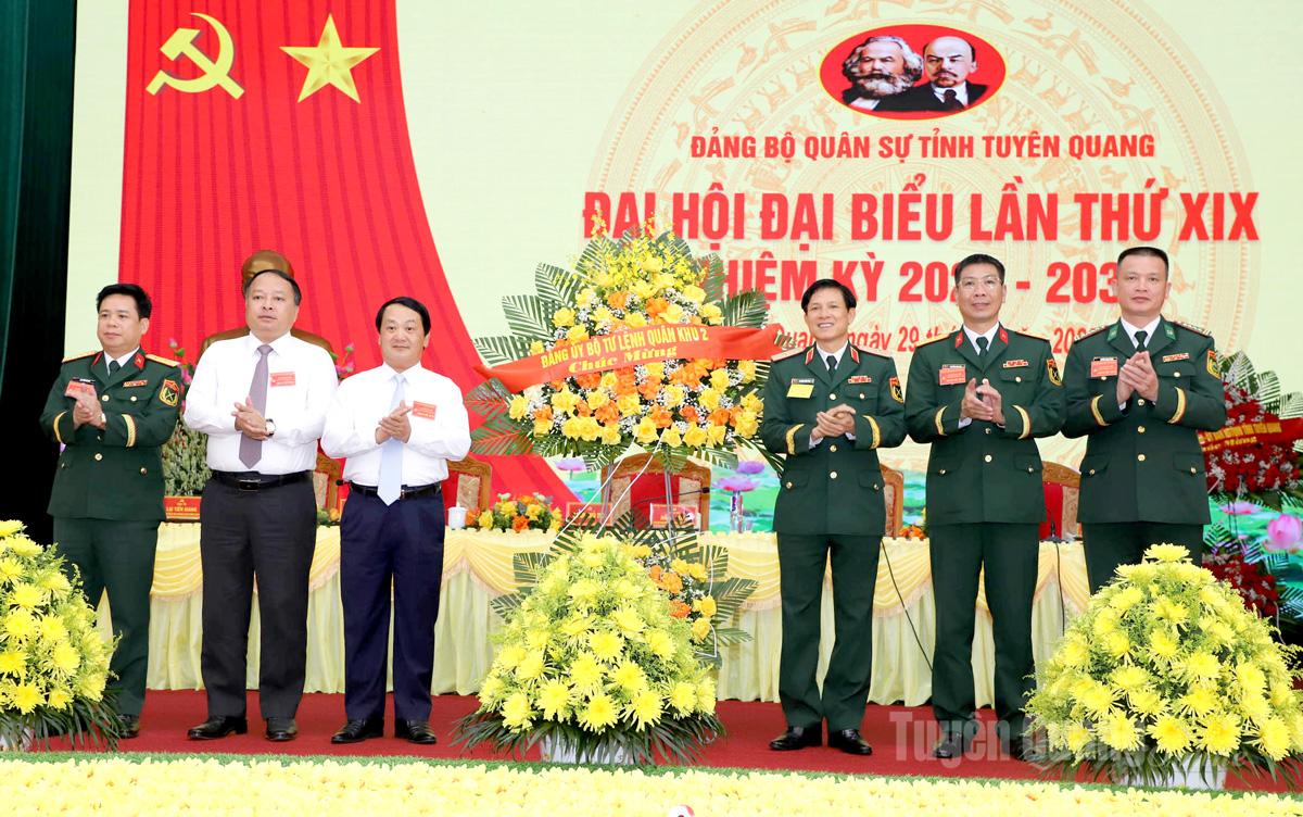 El mayor general Nguyen Hong Thai, comisario político adjunto de la Región Militar 2, entregó una cesta de flores del Comité del Partido de la Región Militar 2 al Congreso.
