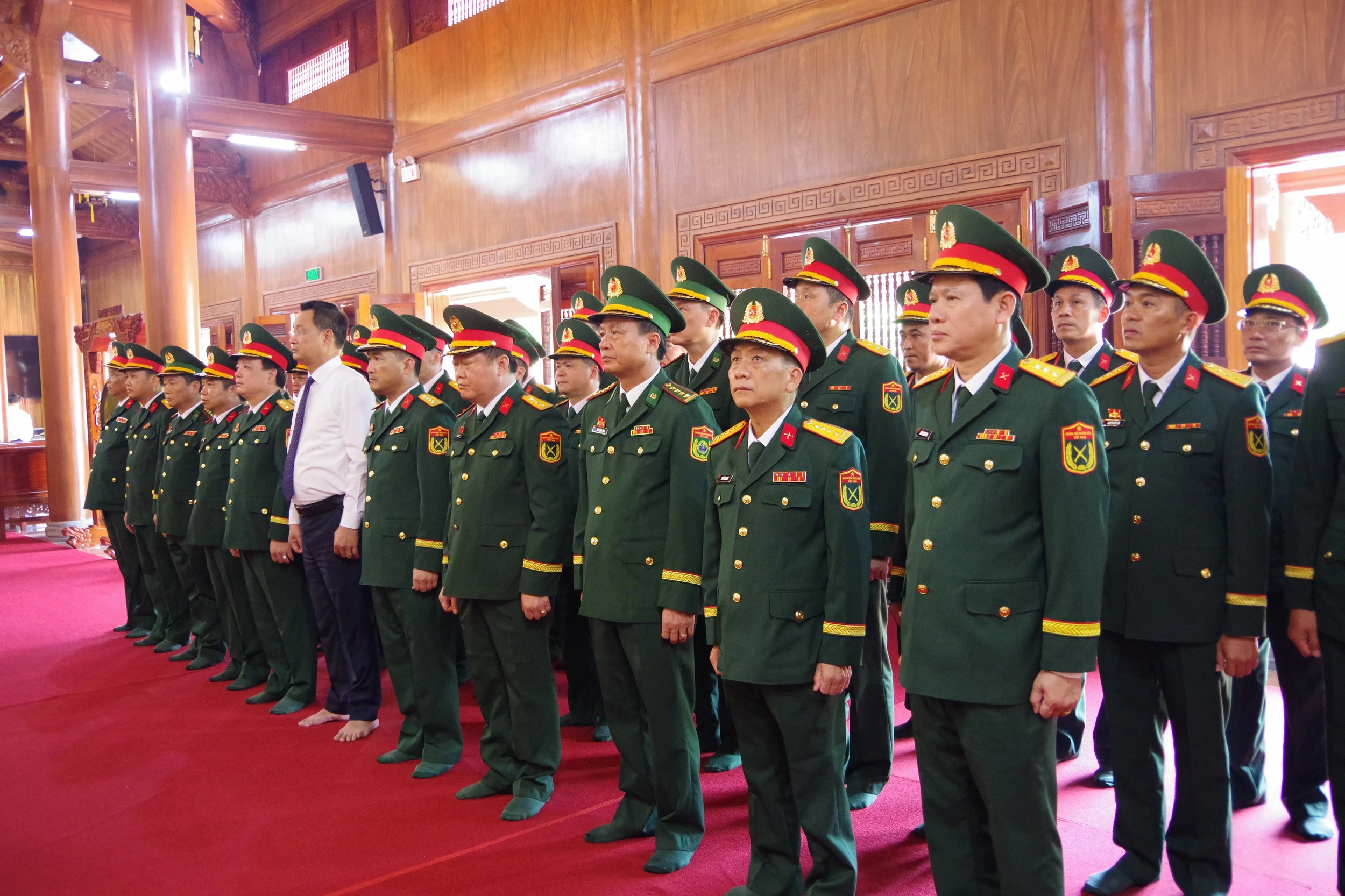 Đảng ủy, Bộ CHQS tỉnh Quảng Trị: Dâng hương tại Đền thờ Bác Hồ và các Anh hùng liệt sĩ