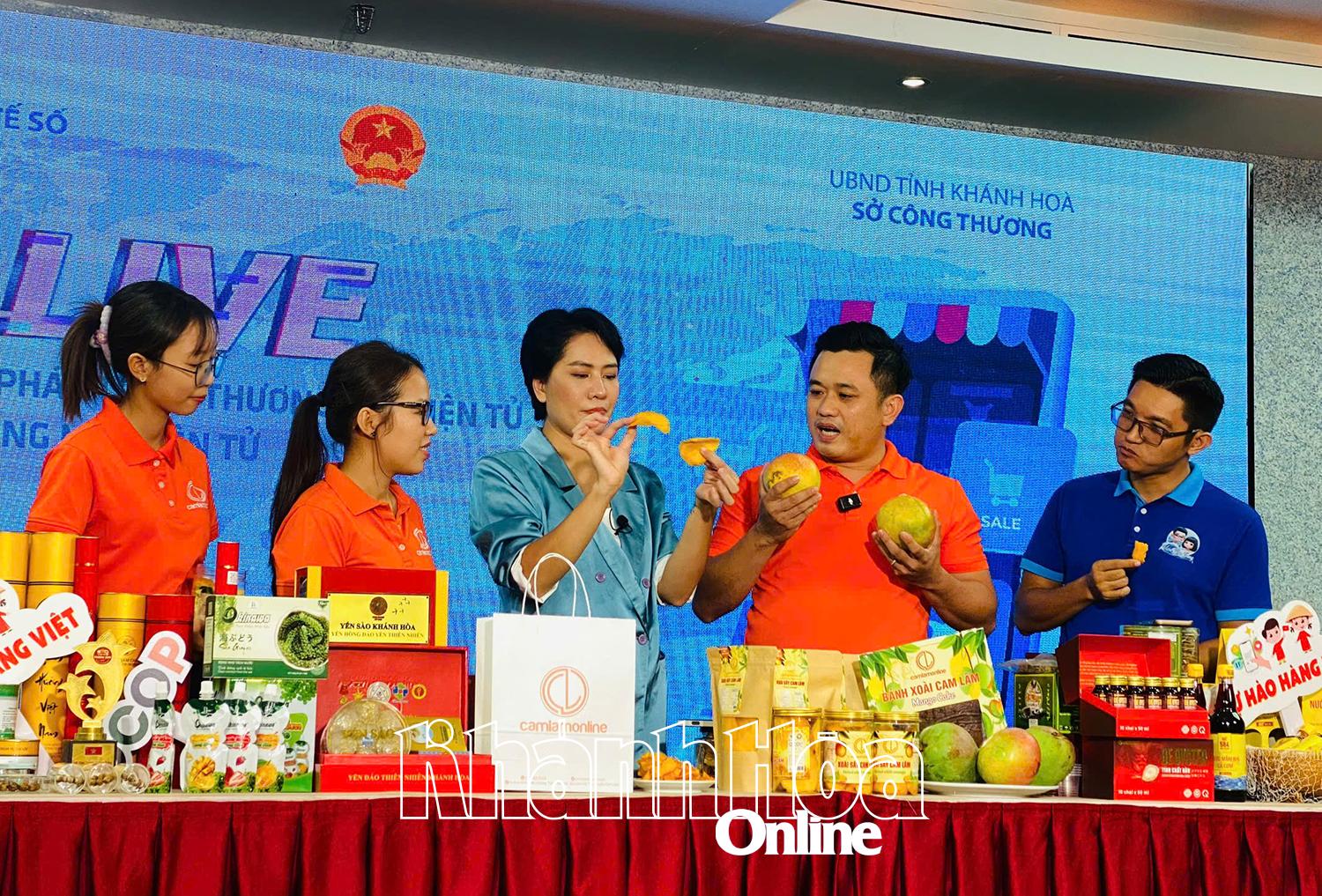 អាជីវករ​ផ្សាយ​ផ្ទាល់​លក់​ក្នុង​ព្រឹត្តិការណ៍​មួយ​ក្នុង​ខេត្ត។