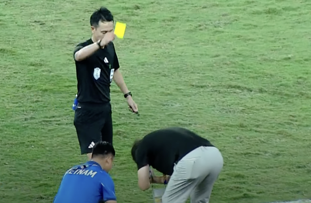 Có hành động 'lạ' với trọng tài, HLV Kim Sang-sik khiến khán giả không nhịn được cười- Ảnh 1.
