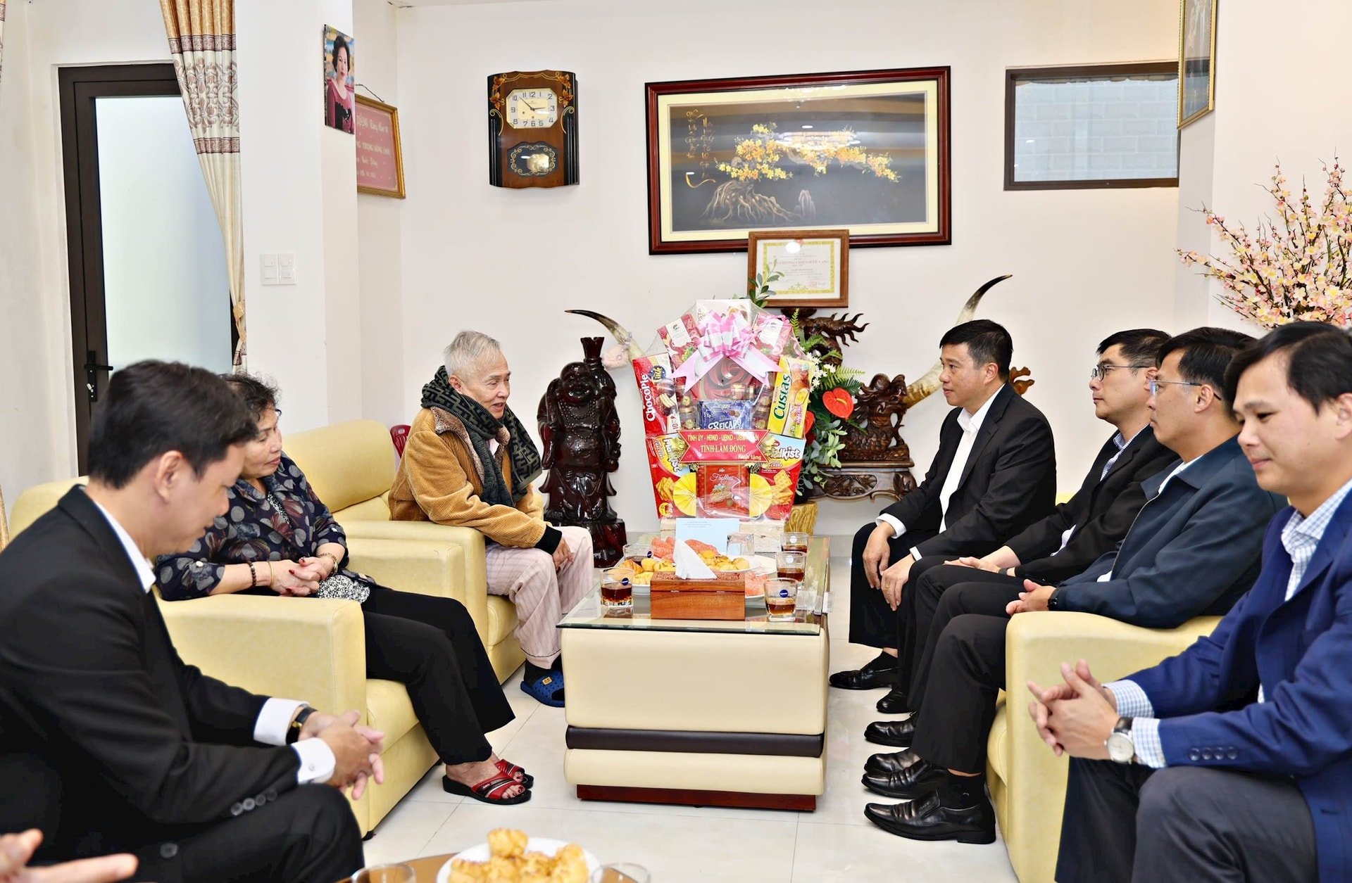 Đồng chí Y Thanh Hà Niê Kđăm, Bí thư Tỉnh ủy Lâm Đồng thăm, tặng quà gia đình thương binh, người nhiễm chất độc hóa học Nguyễn Thanh Hoàng chiều nay