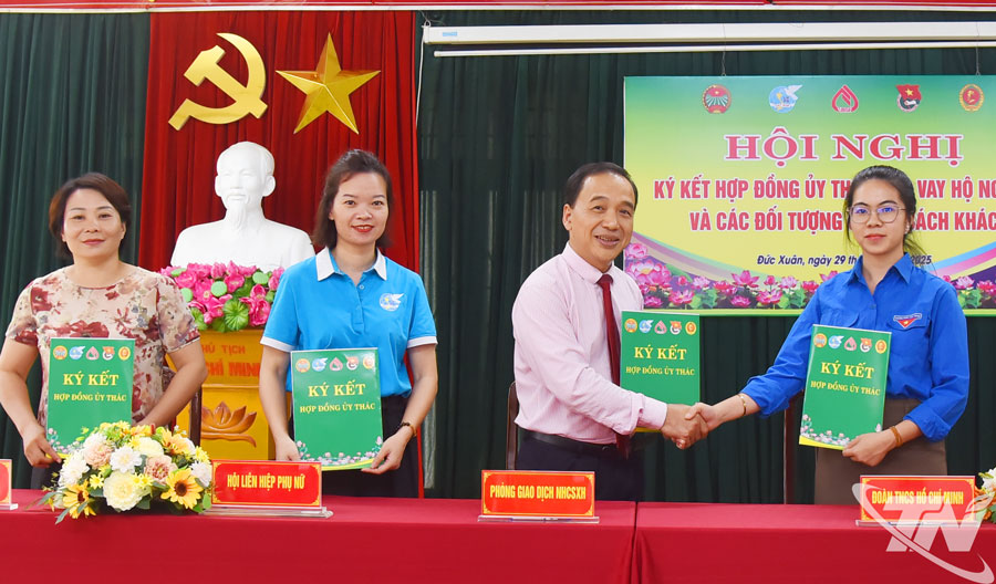 Ký kết hợp đồng ủy thác giữa Chi nhánh NHCSXH tỉnh với các tổ chức chính trị - xã hội nhận uỷ thác tại Hội nghị.