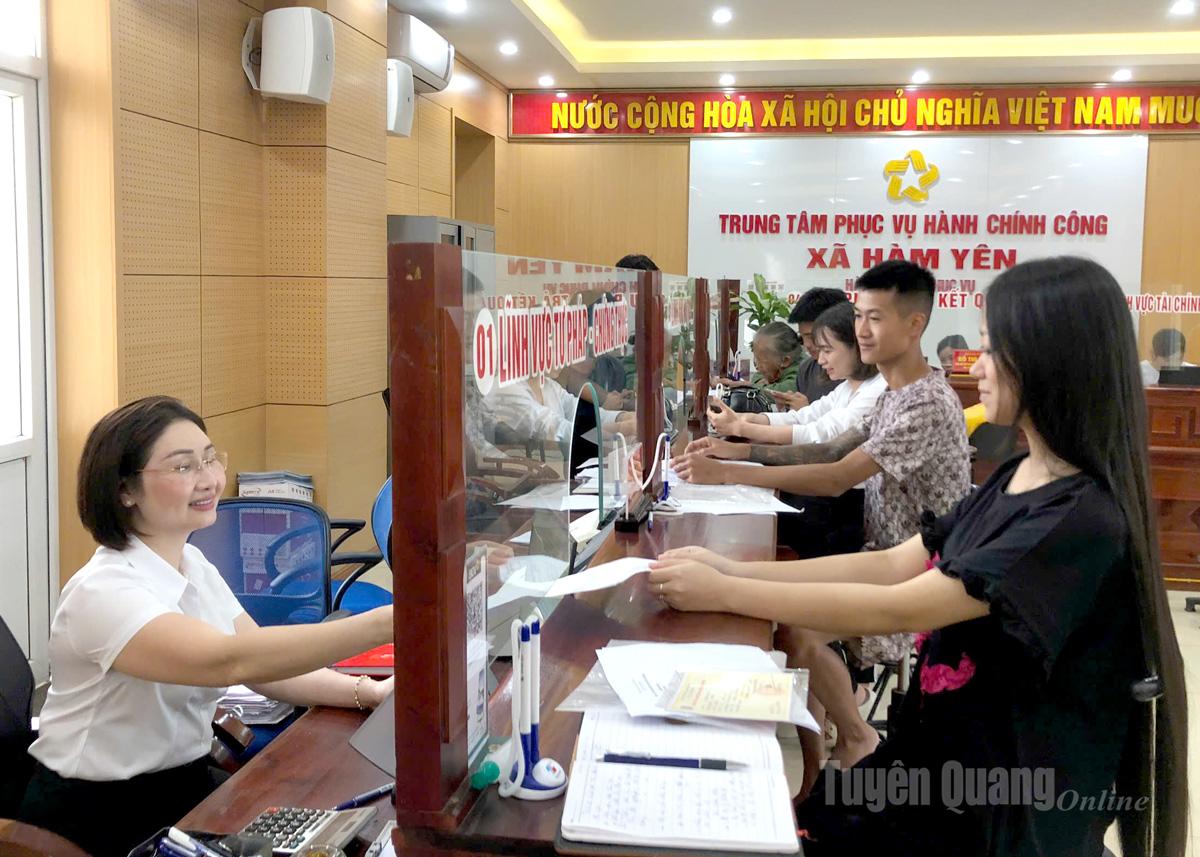 Giải quyết TTHC tại Trung tâm Phục vụ hành chính công xã Hàm Yên. Ảnh: Biện Luân