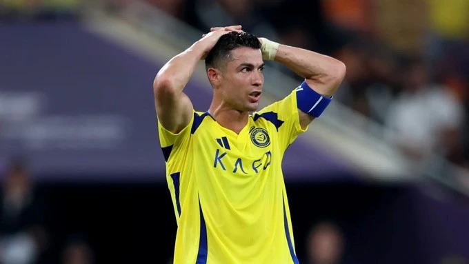 Ronaldo furious, threatens to call police because of fan harassment