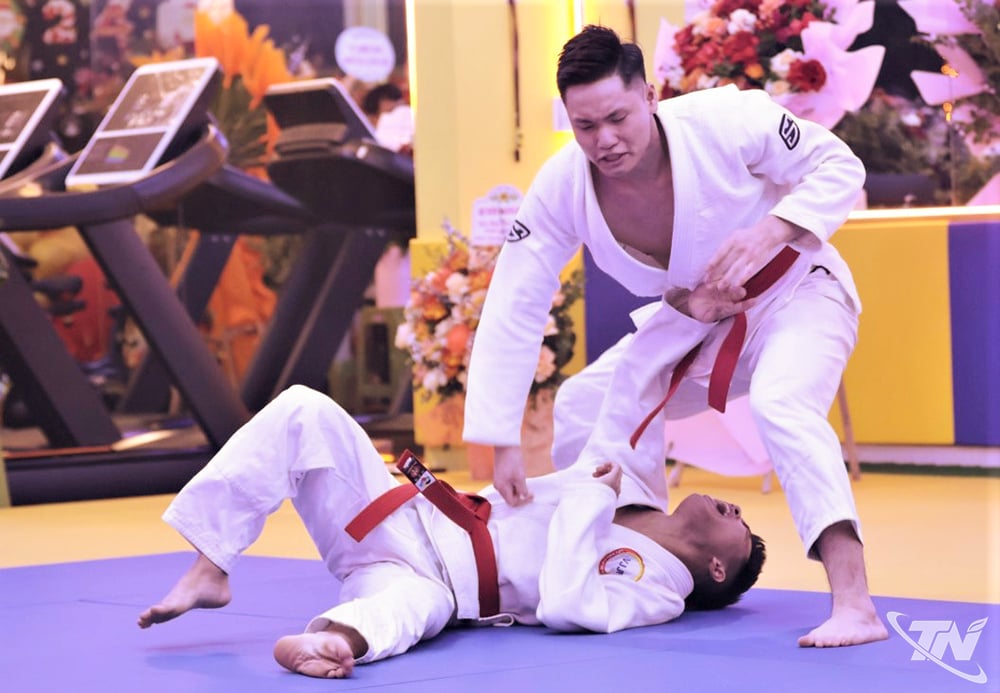 Thầy trò Trung tâm Fight center Jujitsu & MMA Thái Nguyên, phường Phan Đình Phùng trong giờ tập luyện.