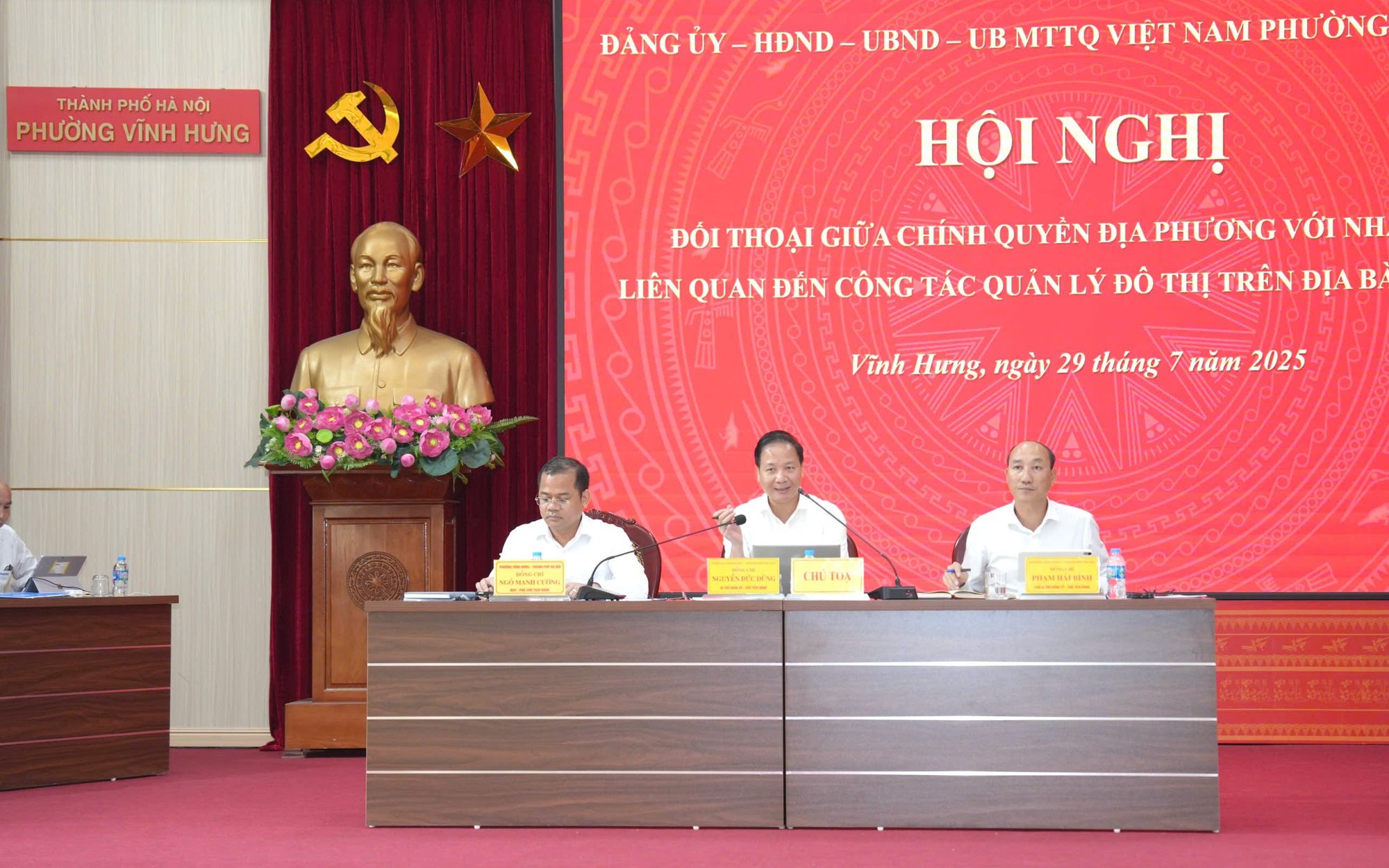 Các đồng chí lãnh đạo phường Vĩnh Hưng chủ trì buổi đối thoại trực tiếp và trực tuyến