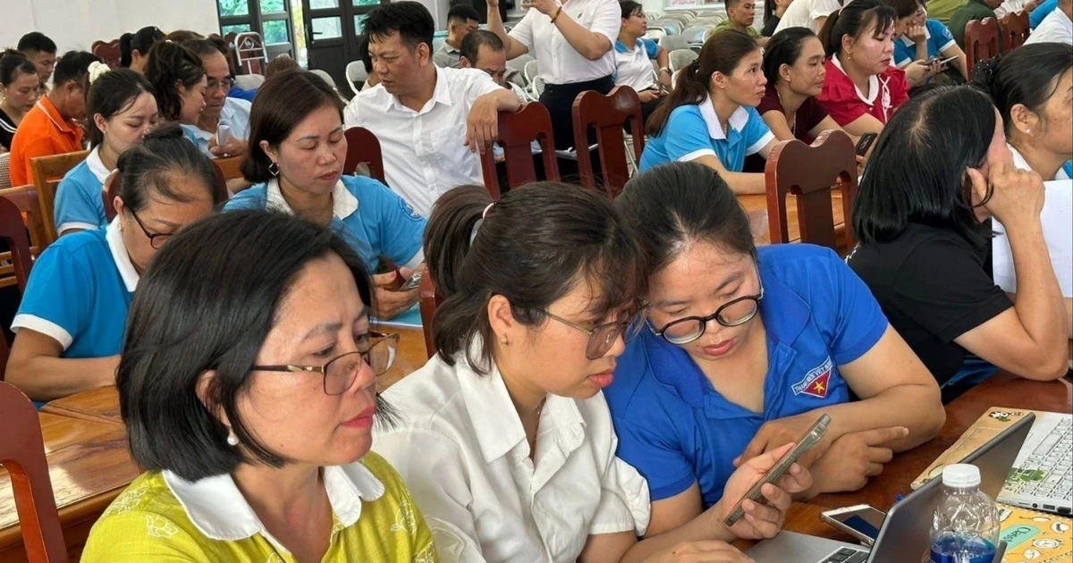 Hơn 300 đại biểu xã Tằng Loỏng được tập huấn thực hiện dịch vụ công trực tuyến