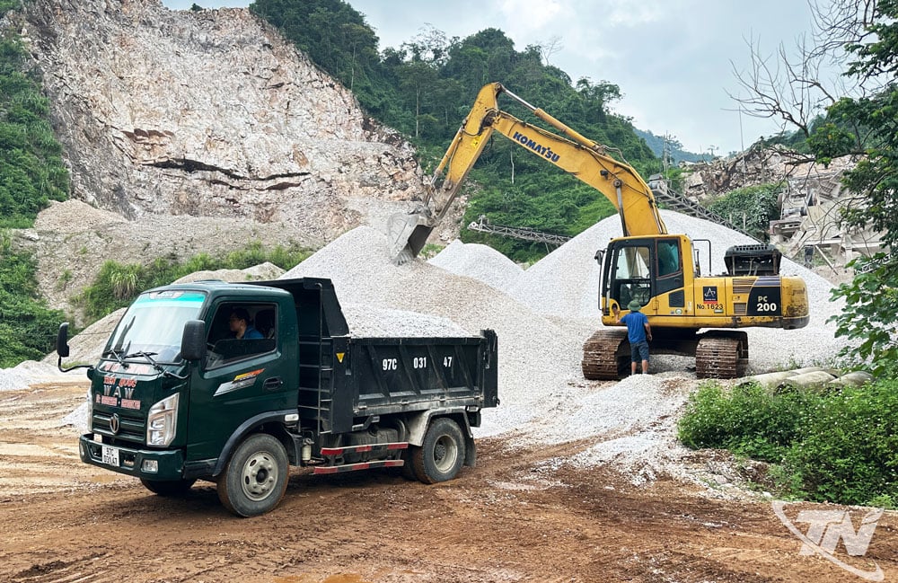 Các đơn vị khai thác đá sản xuất và cung ứng vật liệu xây dựng tại xã Chợ Đồn bảo đảm nguồn cung phục vụ nhân dân.