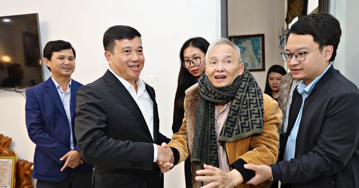 Bí thư Tỉnh ủy Lâm Đồng Y Thanh Hà Niê Kđăm thăm, tặng quà gia đình chính sách