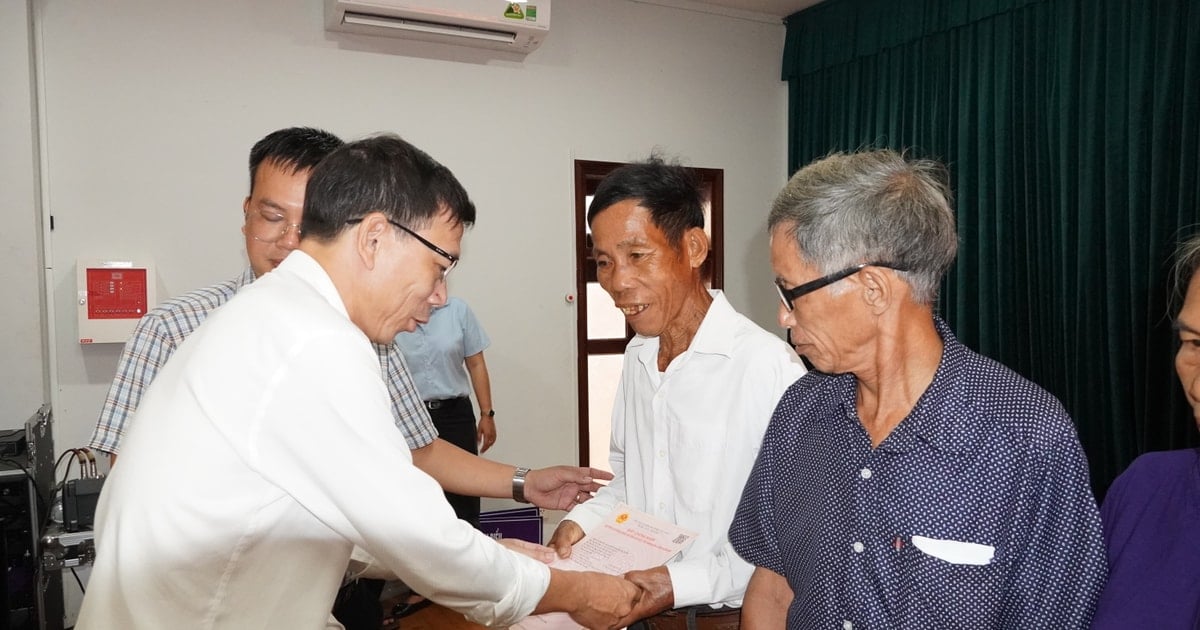 Xã Tiên Phước trao 21 Giấy chứng nhận quyền sử dụng đất cho người dân
