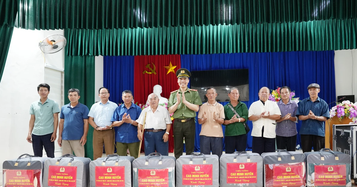Thiếu tướng Cao Minh Huyền thăm, tặng quà người có uy tín trong vùng đồng bào dân tộc thiểu số