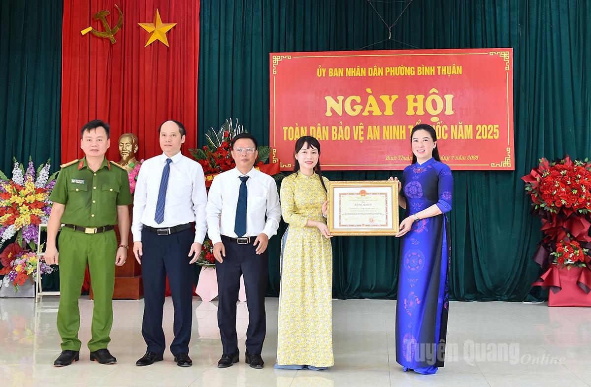 សមមិត្ត Le Thi Kim Dung អនុលេខាអចិន្ត្រៃយ៍គណៈកម្មាធិការបក្សខេត្ត បានប្រគល់ប័ណ្ណសរសើរពីប្រធានគណៈកម្មាធិការប្រជាជនខេត្ត ដល់វួដ Binh Thuan។