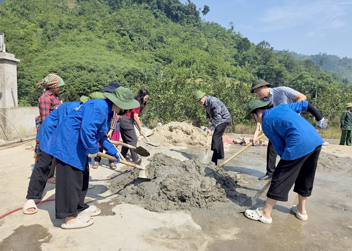 Sinh viên trường Đại học Kinh tế - Kỹ thuật Công nghiệp Hà Nội tham gia ngày công xây dựng khuôn viên Nhà văn hóa thôn Nặm Bó, xã Kiến Thiết, tỉnh Tuyên Quang.