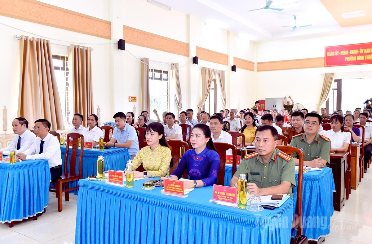 សមមិត្ត Le Thi Kim Dung លេខាអចិន្ត្រៃយ៍គណៈកម្មាធិការបក្សខេត្ត និងគណៈប្រតិភូបានចូលរួមទិវាការពារសន្តិសុខជាតិនៅសង្កាត់ Binh Thuan។