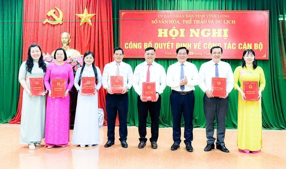 Ông Dương Hoàng Sum- Tỉnh ủy viên, Giám đốc Sở VH-TT-DL trao quyết định bổ nhiệm cho các cán bộ lãnh đạo, quản lý thuộc sở.