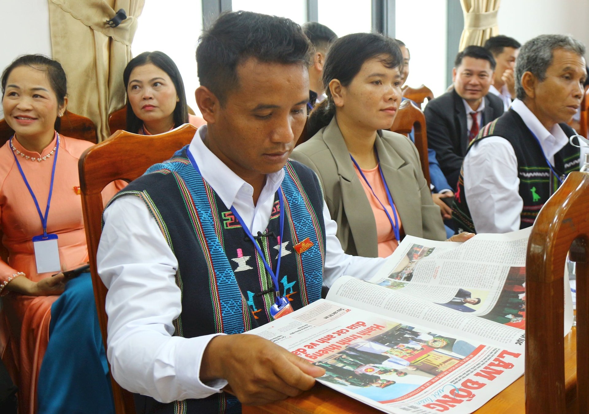 đại biểu dọc báo