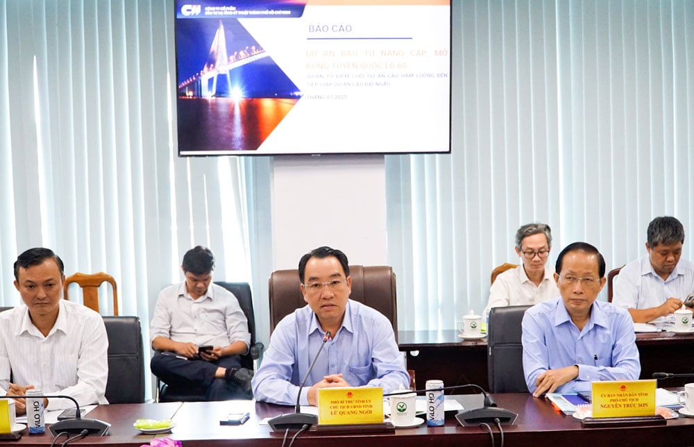  Phó Bí thư Tỉnh ủy, Chủ tịch UBND tỉnh- Lữ Quang Ngời phát biểu tại buổi làm việc.