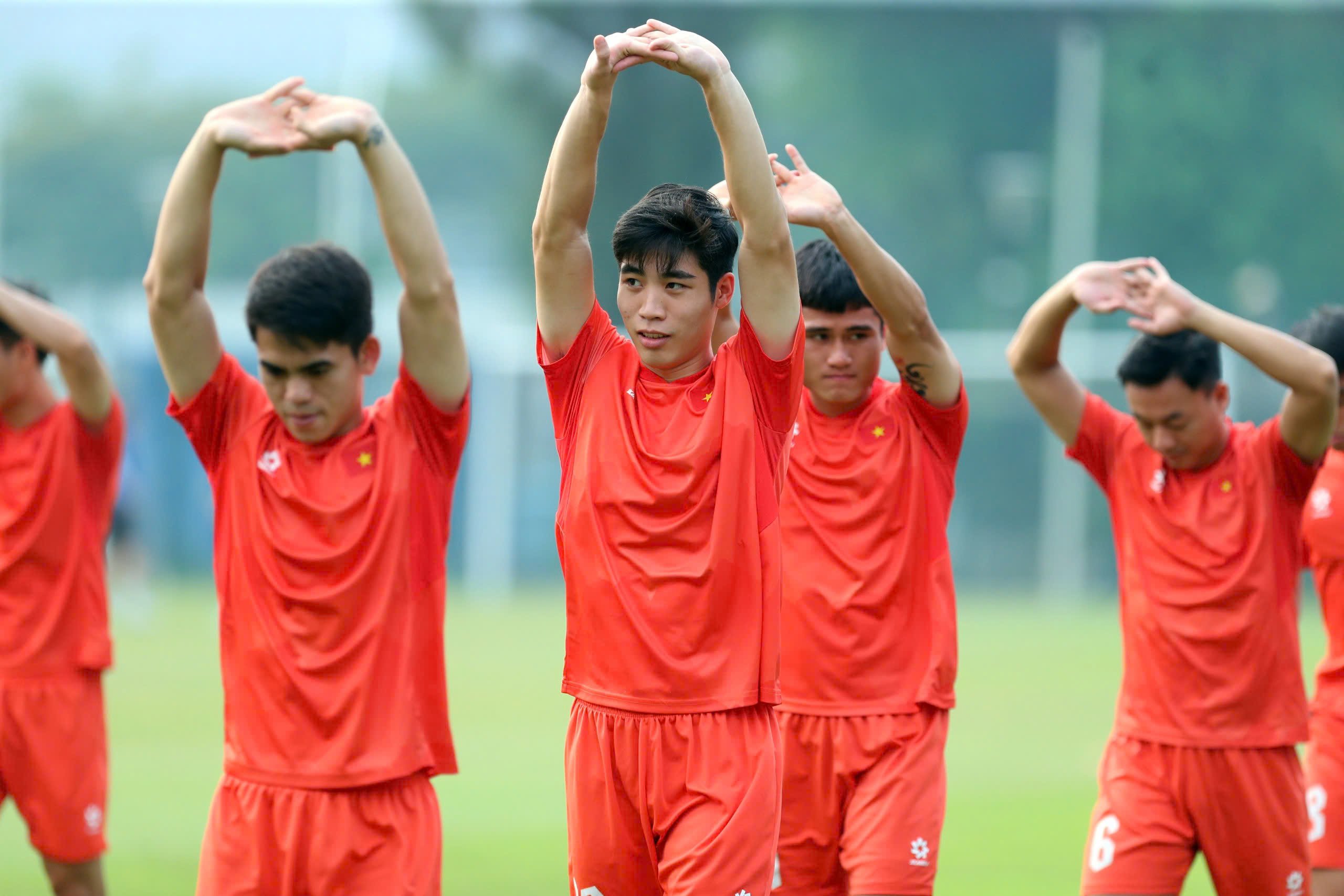 Nóng: U.23 Việt Nam bị ‘đột nhập’ buổi tập kín, ông Kim mời ra ngoài người lạ trên nóc nhà- Ảnh 10.